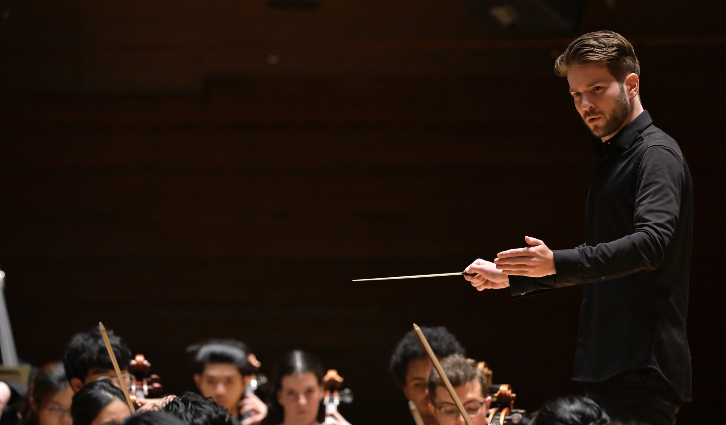 Jacob Niemann conducting the Curtis Symphony Orchestra at Verizon Hall